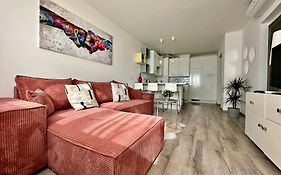 City Break Apartment - Private Garage, Ac, Balcony